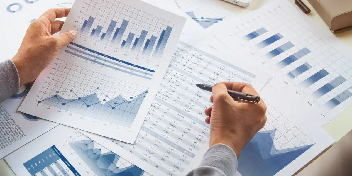 Report finanziari e grafici, che sottolineano l'importanza della pianificazione per prendere decisioni consapevoli e concretizzare progetti di vita sul lungo periodo.